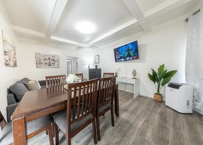8 Beds Home With 4 Car Parking Space - Near Dtlb