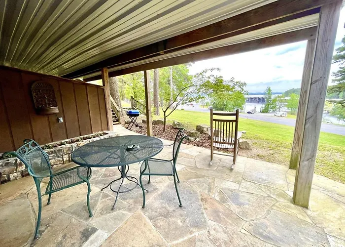 Mountain Harbor Queen Guest Room On Lake Ouachita