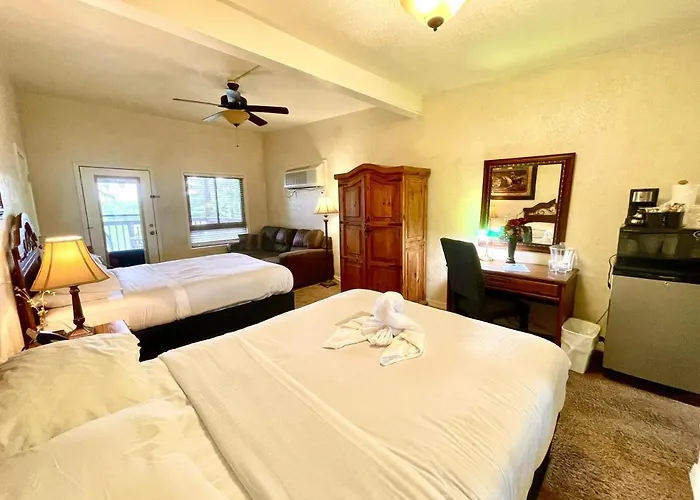 Mountain Harbor Queen Guest Room On Lake Ouachita