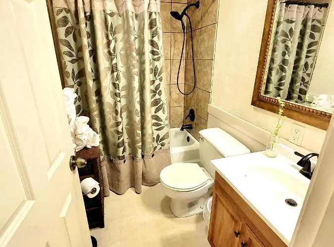Mountain Harbor Queen Guest Room On Lake Ouachita