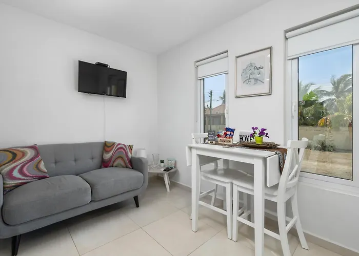 Adele'S Apartment With Pool, 5 Minutes Walk To The Beach