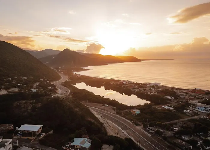 876 Ja Oasis & Homestay - By Kingston Airport