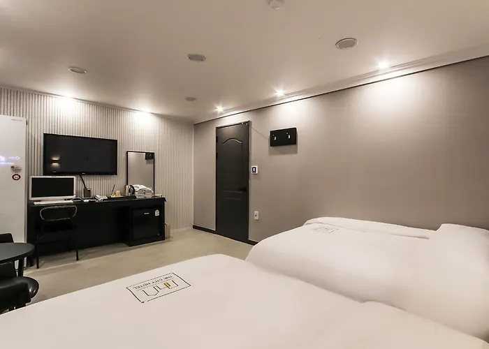 Hotel The City