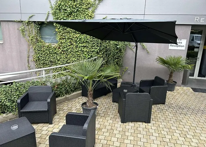 Standing Hotel Suites By Actisource