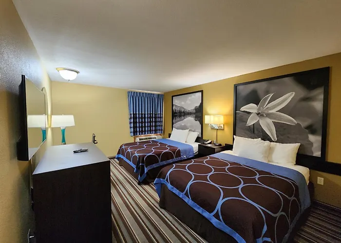 Super 8 By Wyndham Pine Bluff