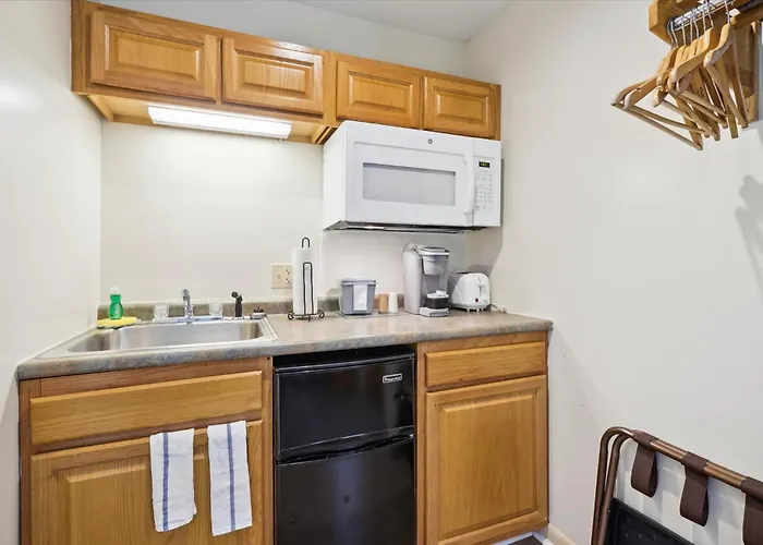 110 Cedarbrook Queen Studio