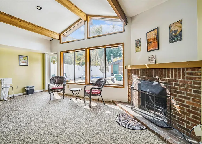 202 Cedarbrook One Bedroom Queen Suite
