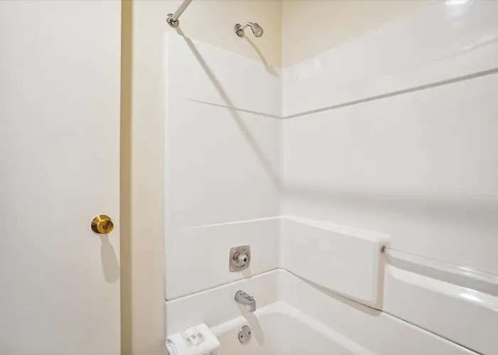 107 Cedarbrook Queen Studio