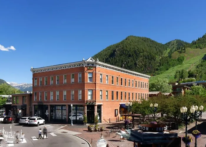 Independence Square 211, Chic Hotel Room With Mountain Views, A/C, & Rooftop Hot Tub