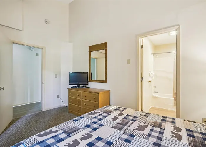 Cedarbrook Deluxe Two Bedroom Suite With Outdoor Heated Pool 10506