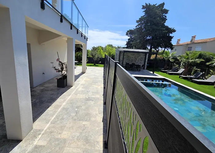 ETOILE DU BERGER Saint Aygulf 3 Villas et 4 appartements jardin individuel et piscine chauffée en saison - la mer et les plages 450 m