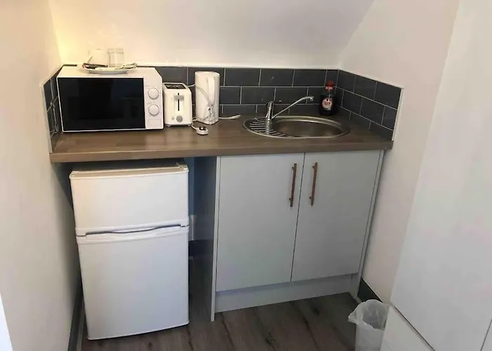 Newly Refurbished Studio, Great Location 8 Studios