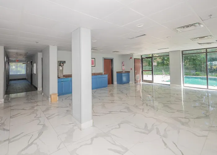 Jamestown Inn & Suites