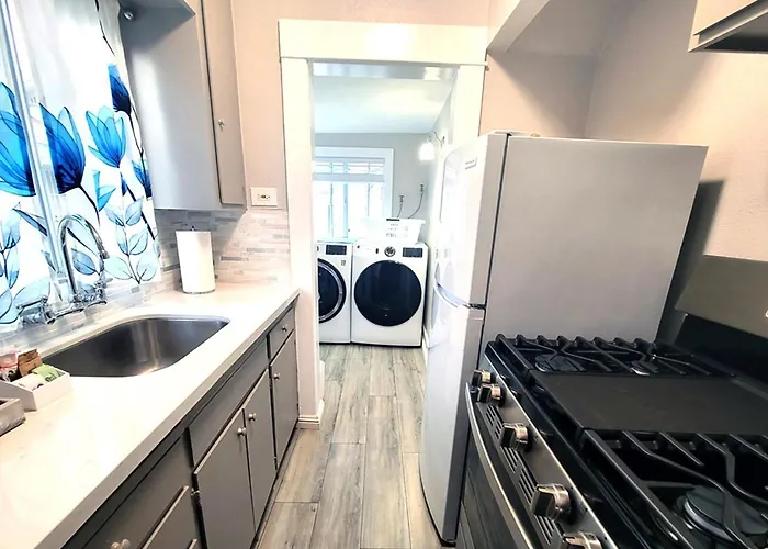 Beautiful Guesthouse, Sleeps 4 - Kitchen, Private Laundry, Ac, Parking, 65' Tv, Close To Stores, Restaurants & Beach