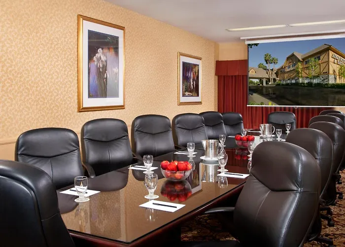 Azure Hotel&Suites Ontario Trademark Collection By Wyndham