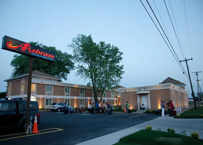 Aashram Hotel By Niagara River