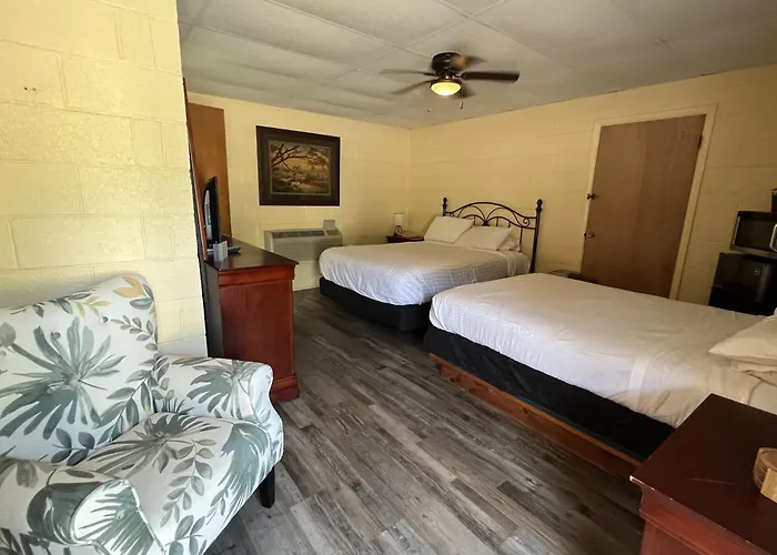 Ji11 - Queen Guest Room Located At The Joplin Inn