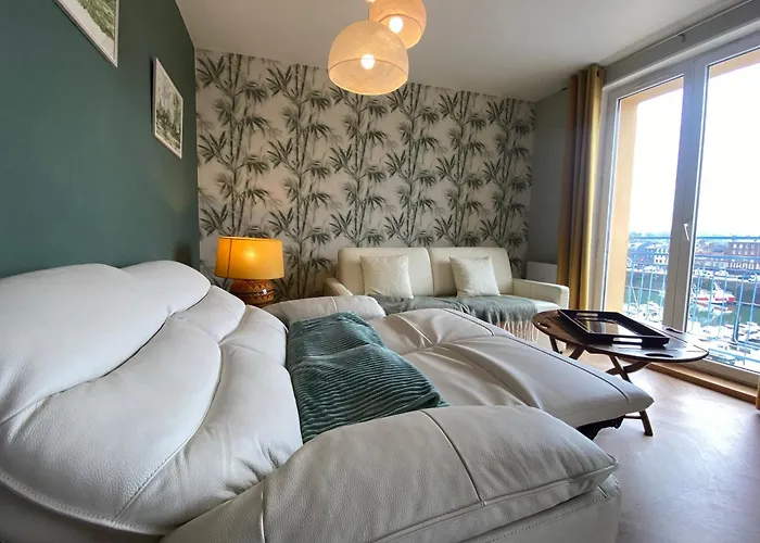 Établissement 3 étoiles avec ASCENSEUR, 3 appartements lumineux vue port avec balcon, 200m de la mer, Wifi Fibre, tous service inclus