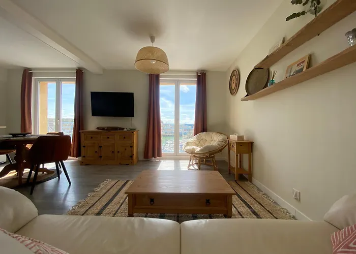Établissement 3 étoiles avec ASCENSEUR, 3 appartements lumineux vue port avec balcon, 200m de la mer, Wifi Fibre, tous service inclus
