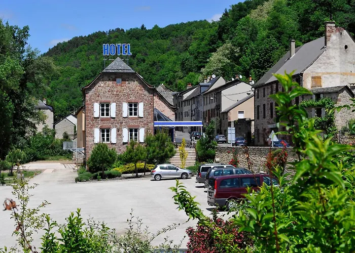Logis Hotel Restaurant Les 2 Rives - A75, En Bordure De Riviere