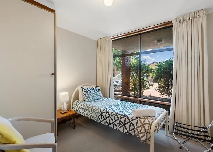 By The Sea Beachfront Apartment + Wifi