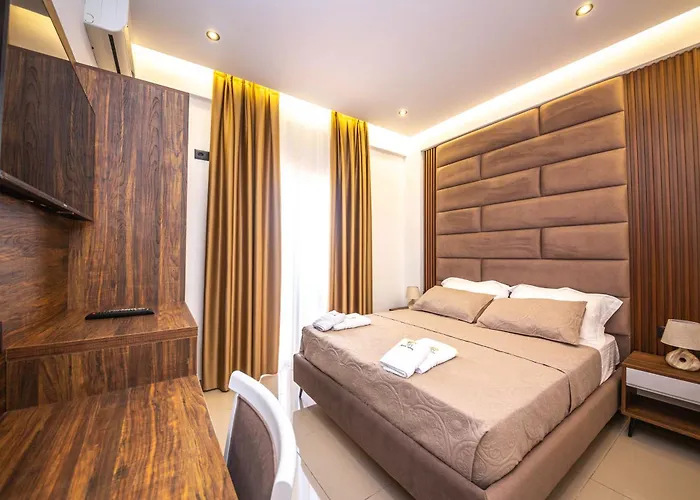 Hotel New Crystal With Private Beach