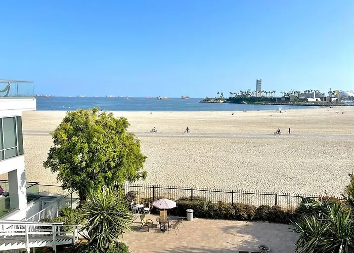 Beautiful Bright Condo Steps Away From The Beach