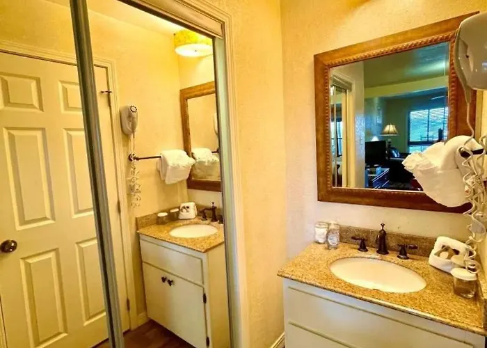 Mountain Harbor Queen Guest Room On Lake Ouachita