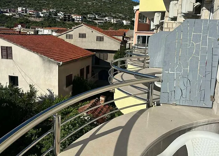 Hotel Lav