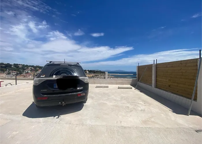 T2 vue sur le port jacuzzi terrasse et parking