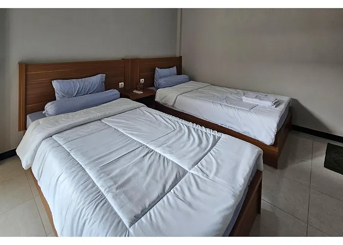 Guest House Saqeena Syariah Near Blitar Park Redpartner