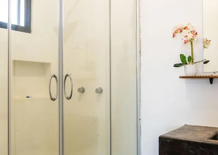 Casa Arrecife - Dorado Suite, Fast Wifi & Balcony! Beach Is Steps Away!