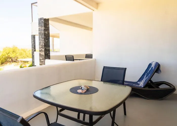 Casa Arrecife - Dorado Suite, Fast Wifi & Balcony! Beach Is Steps Away!
