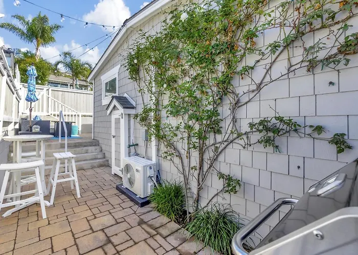 Ocean Views! Detached Villa By Victoria Beach