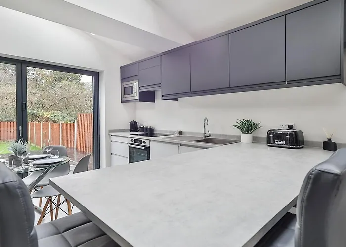 Spacious, Modern 2 Bed Apartment With Ensuites