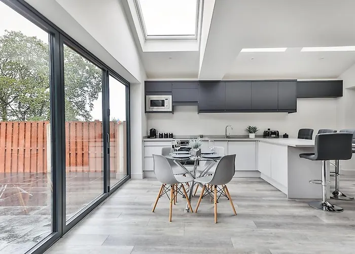 Spacious, Modern 2 Bed Apartment With Ensuites