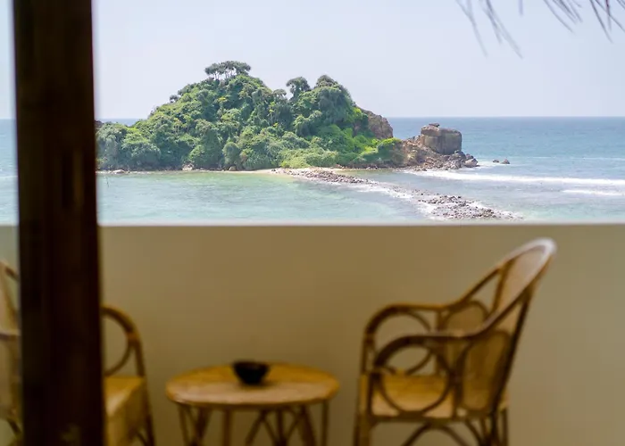 Blue Waves Surf House - Beach Hotel