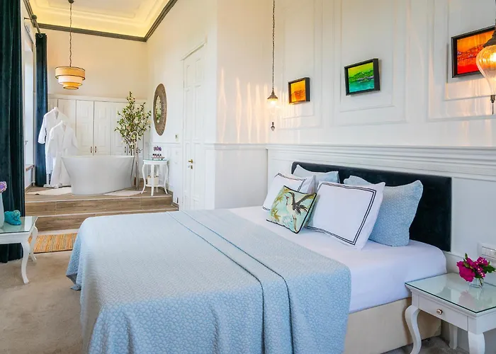 Siyah Lale Cunda 1841 (Adults Only)
