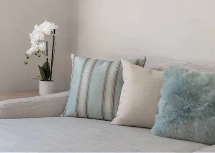 Casa Queen East - Modern 2BR Suite in Leslieville