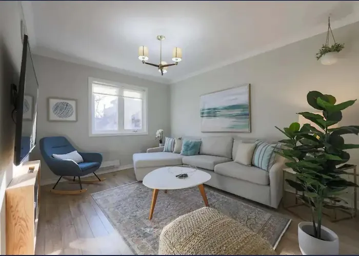 Casa Queen East - Modern 2BR Suite in Leslieville