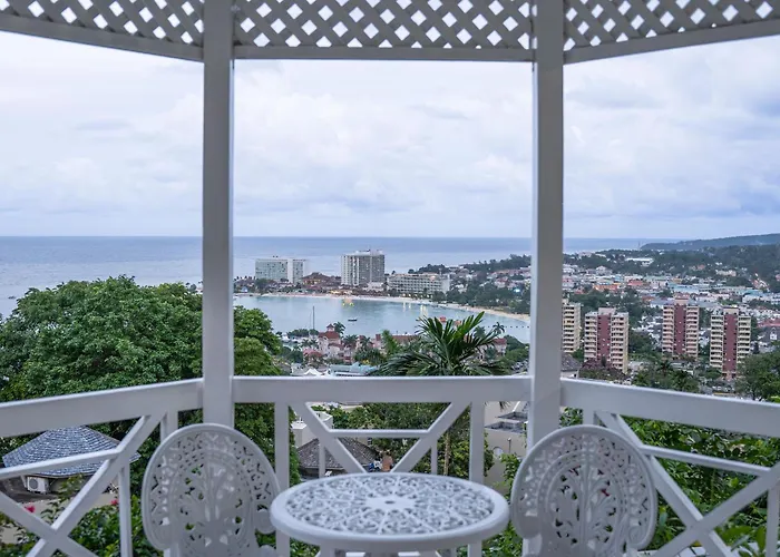 Hummingbird Retreat - Luxury Oceanview Apt, 7-Minute Walk To Beach