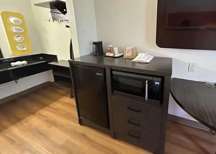 Studio 6 Suites - Riverside, Ca South