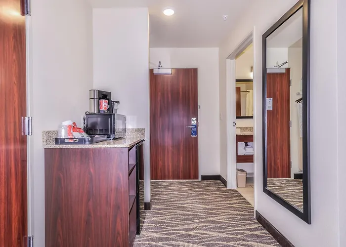 Cobblestone Hotel & Suites - Rhinelander