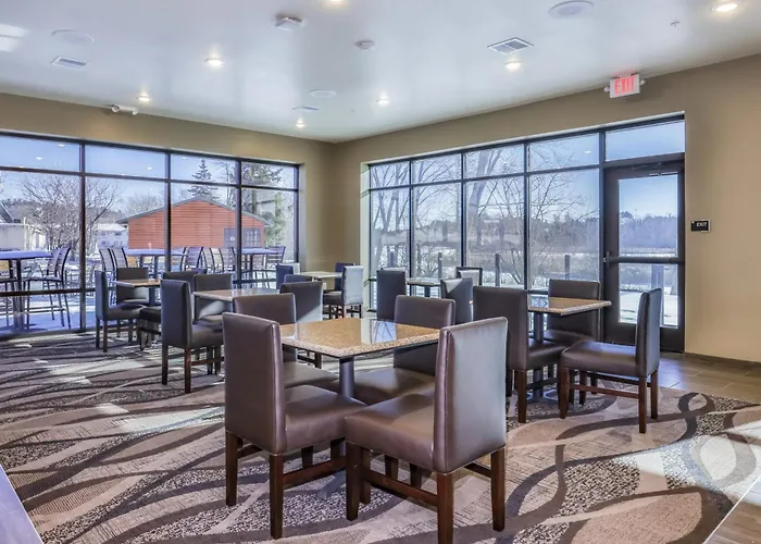 Cobblestone Hotel & Suites - Rhinelander