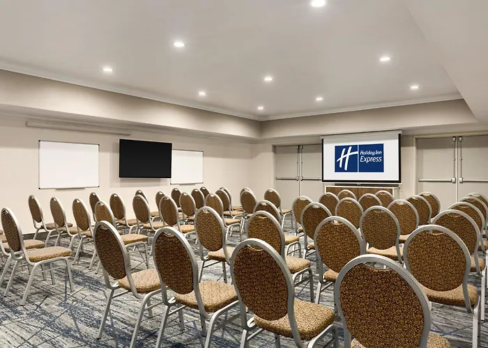 Holiday Inn Express & Suites Bakersfield Central By Ihg