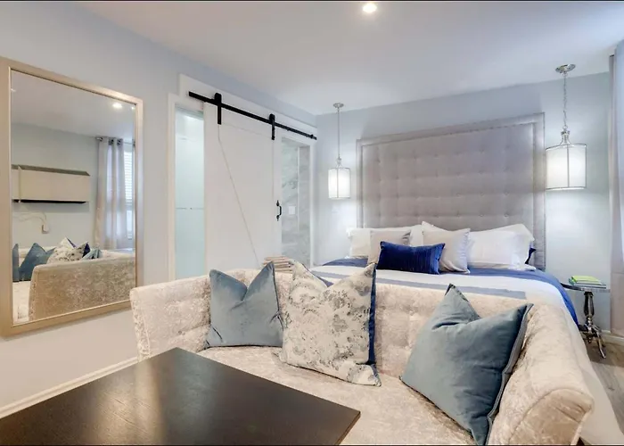 Casa Queen Hotel Leslieville Stylish Suite W Patio