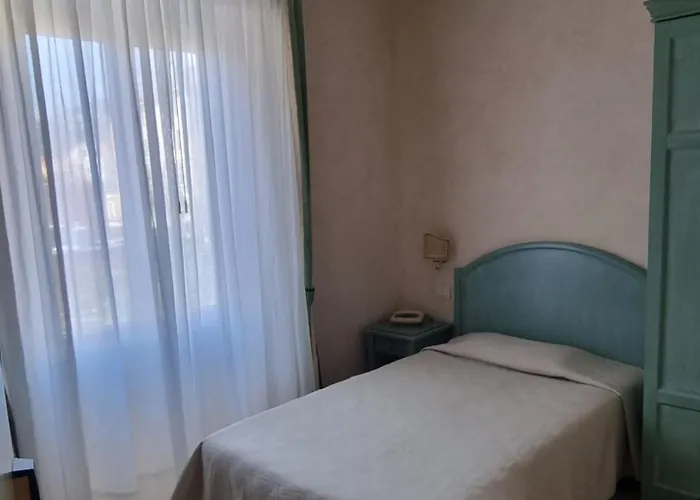 Hotel Riviera 3 Stelle Con Piscina Estiva Gratuita E Garage A Pagamento