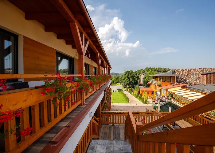 Hotel Mazurkowa & Wesela & Imprezy & Konferencje Jelenia Gora, Obok Restauracja Mazurkowa Chata