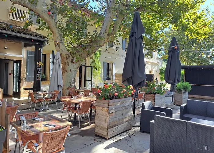 Logis Hotel Restaurant Les Platanes