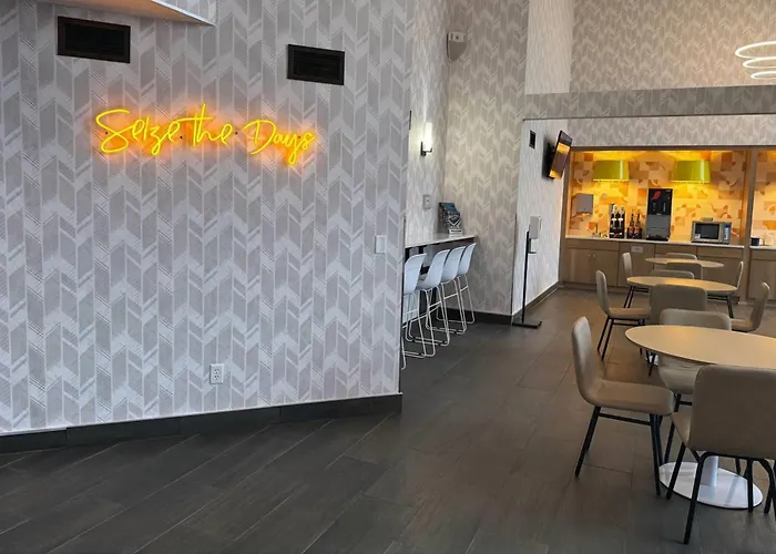 Days Inn & Suites By Wyndham Wausau